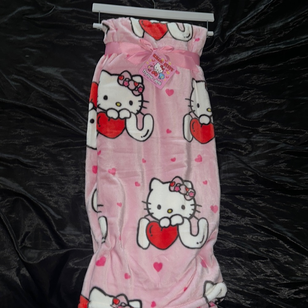 VIRAL HELLO KITTY VALENTINE BLANKET